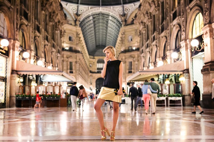 darya-kamalova-thecablook-com-fashion-blog-street-style-pixie-hair-cut-blonde-asos-grey-gold-dress-vicini-golden-heels-burberry-prosum-clutch-backstage-bracelet-Galleria-V.-Emanuele-gallery-milan-city-centre-ootd-outfit-16-%D0%BA%D0%BE%D0%BF%D0%B8%D1%8F-700x466.jpg