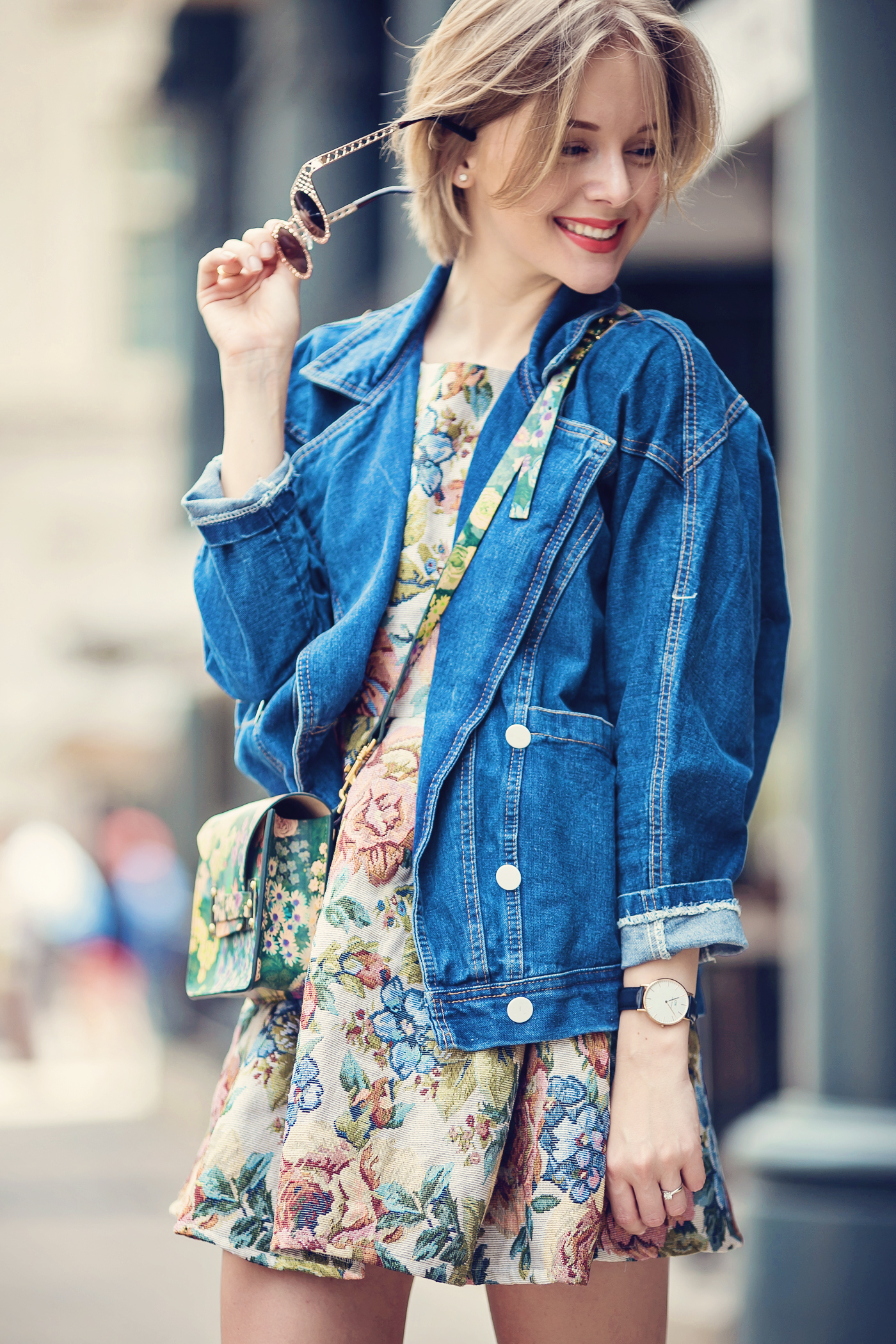 darya kamalova a fashion blogger from thecablook is wearing chicwish dress with denim boyfriend jacket and gold espadrilles with sophie hulme flower bag-46 copy