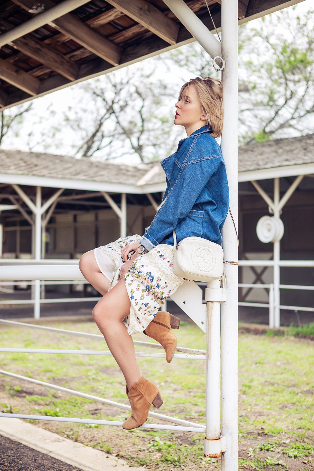 darya kamalova russian italian fashion blogger from thecablook in dallas on ranch in denim jacket and floral dress with ash booties and gucci disco bag-21 copy