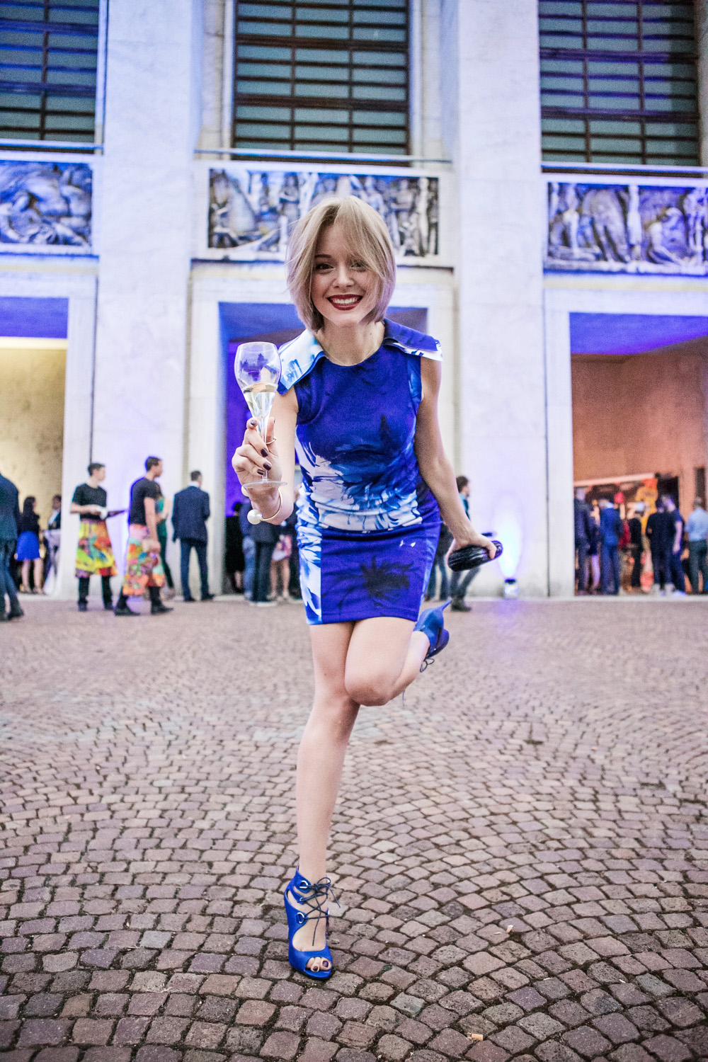 darya kamalova thecablook russian italian fashion blogger with eugenia applebum on firenze4ever blue city party in florence firenze in a blue sheinside dress missguided heels sandals and bottega veneta knot black clutch_-4 copy