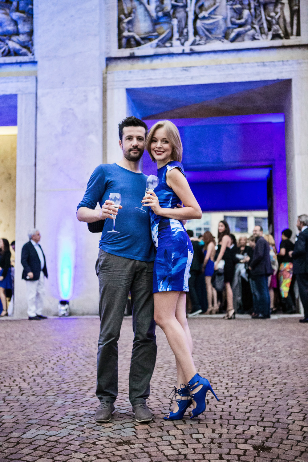 darya kamalova thecablook russian italian fashion blogger with eugenia applebum on firenze4ever blue city party in florence firenze in a blue sheinside dress missguided heels sandals and bottega veneta knot black clutch_-8 copy