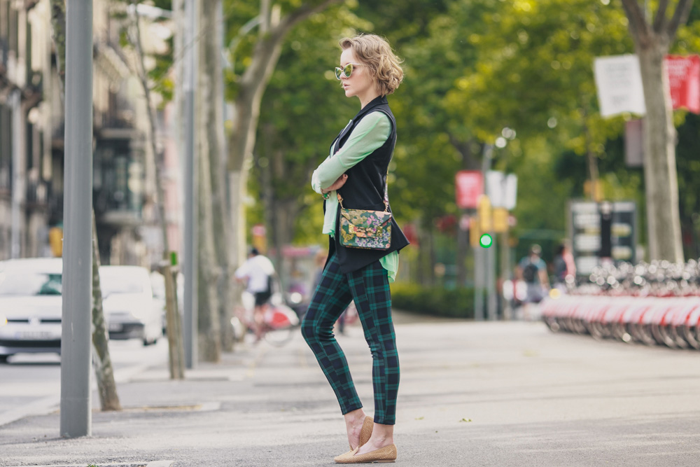 darya kamalova fashion blogger from thecablook in Barcelona wears sophie hulme flower bag with santa clara loafers and sheinside tartan green pants-3206