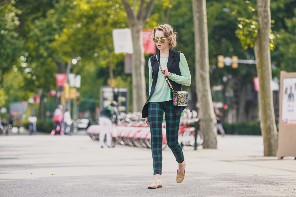 darya kamalova fashion blogger from thecablook in Barcelona wears sophie hulme flower bag with santa clara loafers and sheinside tartan green pants-3228 copy