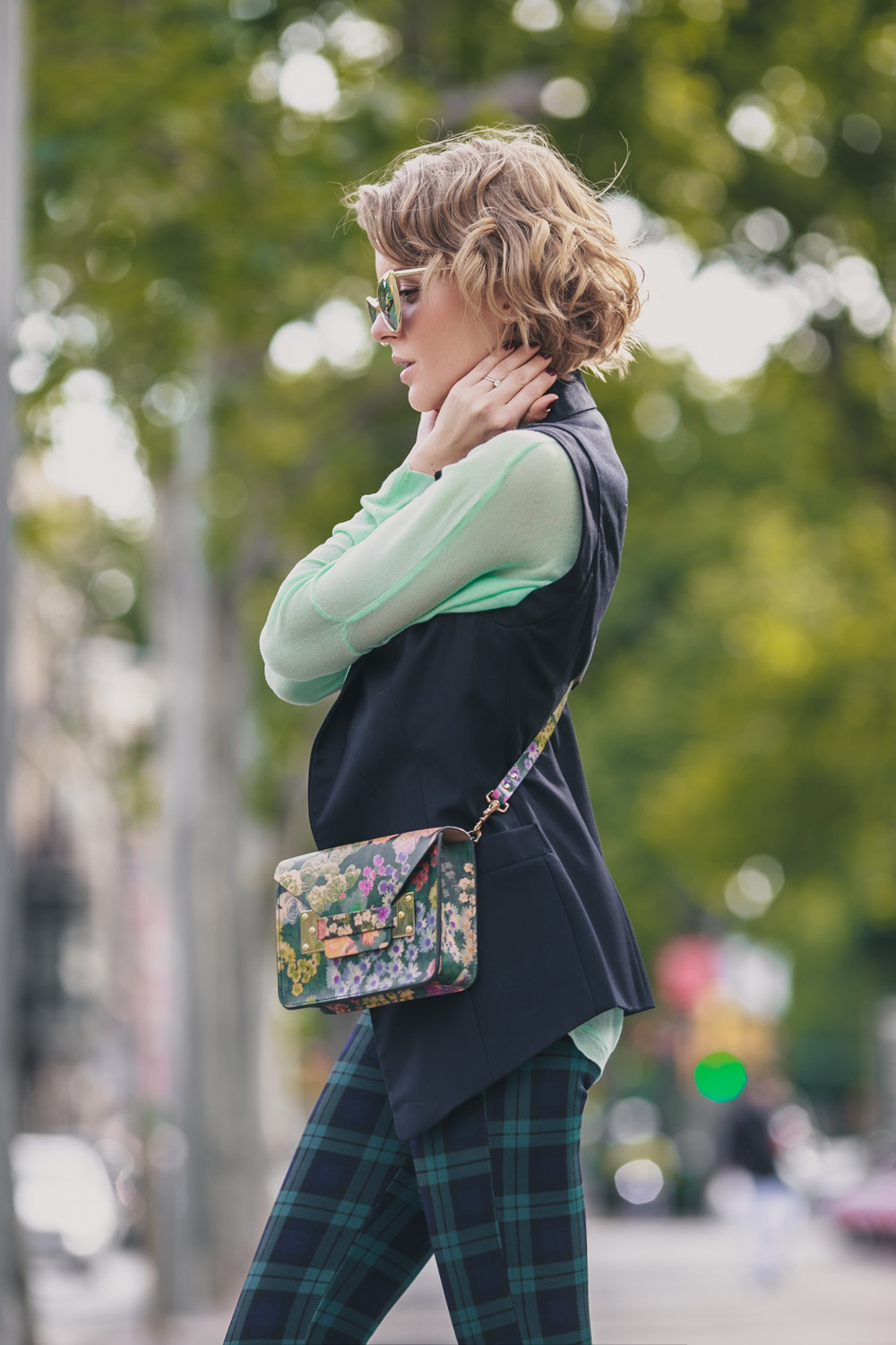 darya kamalova fashion blogger from thecablook in Barcelona wears sophie hulme flower bag with santa clara loafers and sheinside tartan green pants-3254