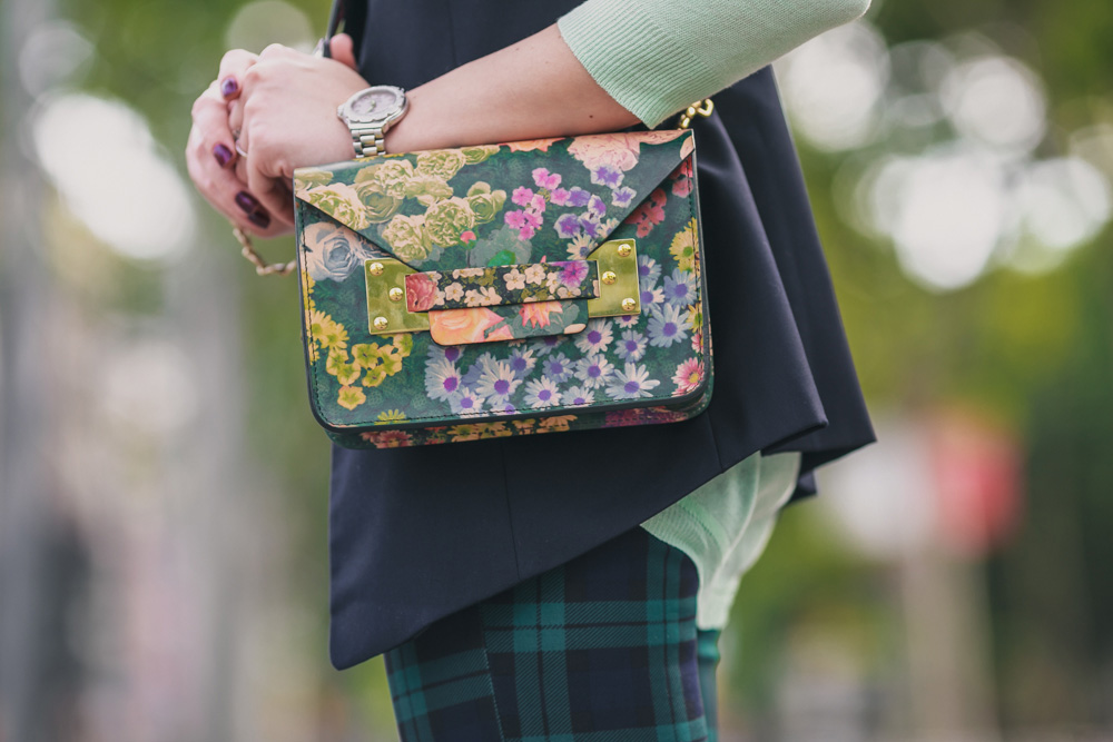 darya kamalova fashion blogger from thecablook in Barcelona wears sophie hulme flower bag with santa clara loafers and sheinside tartan green pants-3284