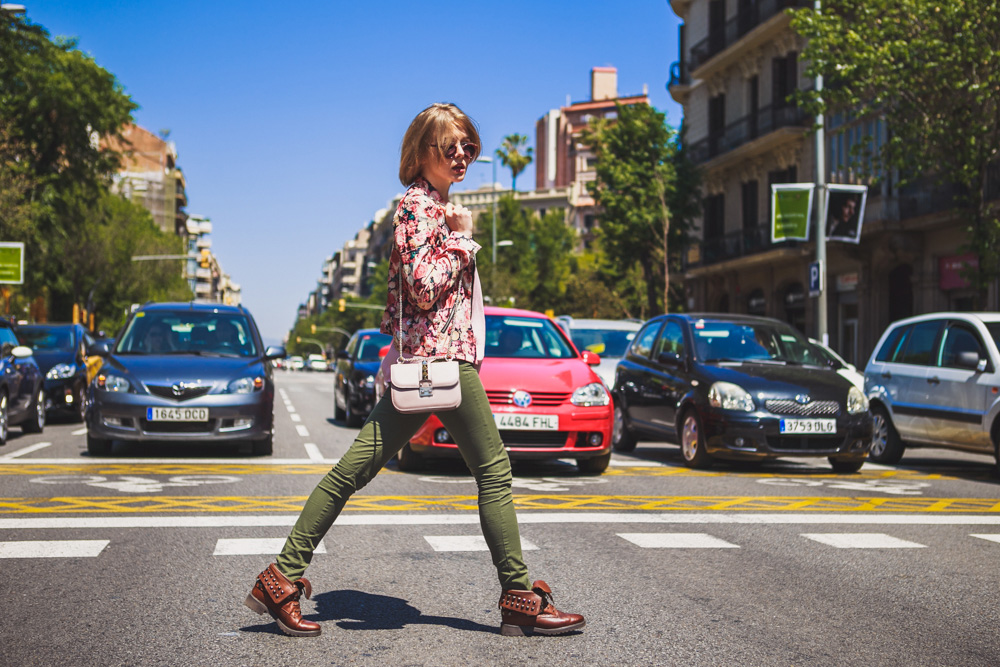 darya kamalova fashion blogger from thecablook in Barcelona wears valentino glam lock pale rose bag with asos khaki pants and sheinside flower biker jacket-1333