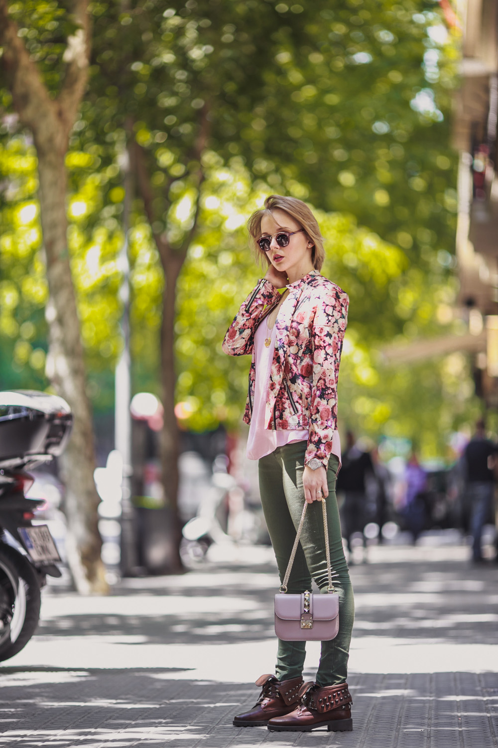 darya kamalova fashion blogger from thecablook in Barcelona wears valentino glam lock pale rose bag with asos khaki pants and sheinside flower biker jacket-1360