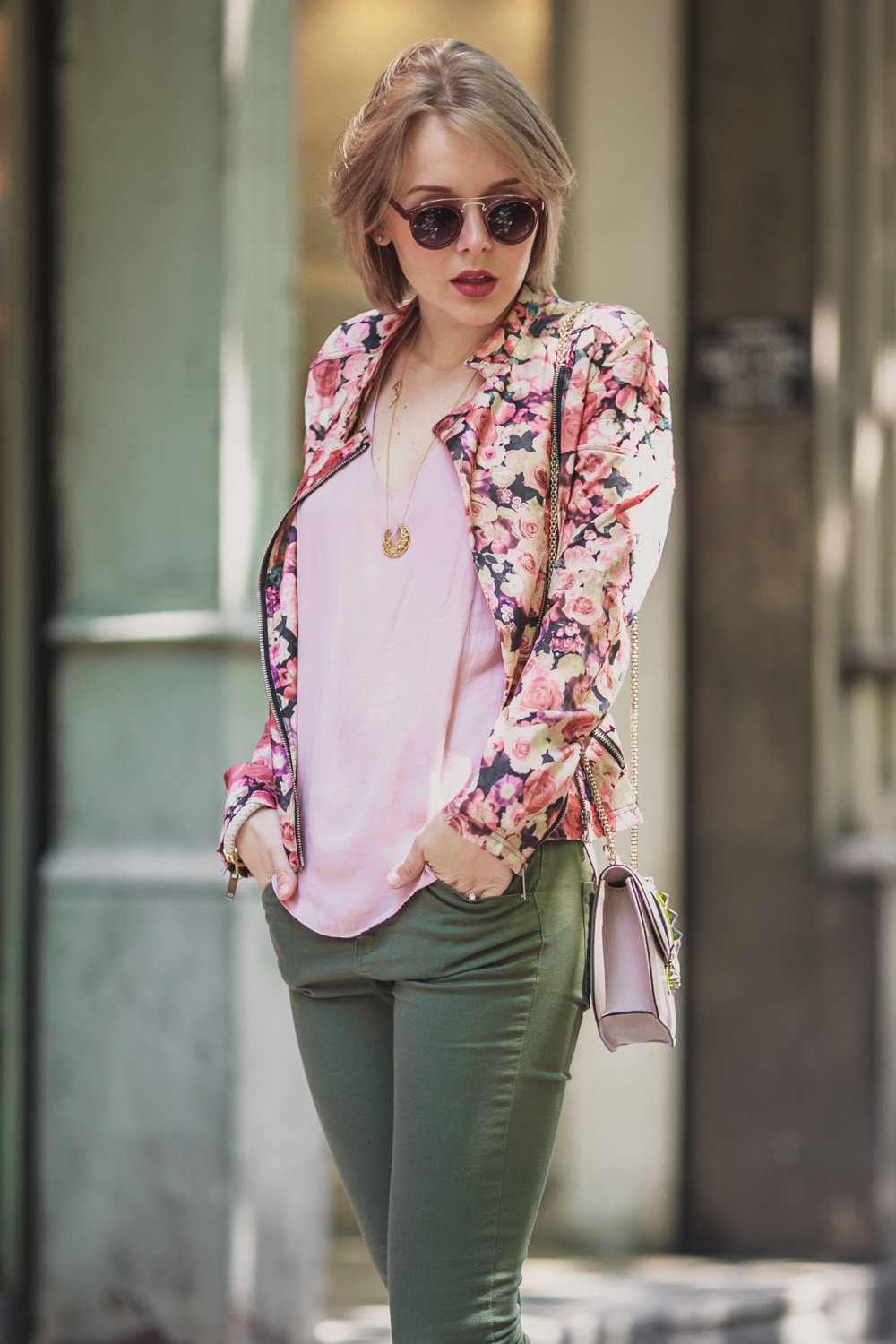 darya kamalova fashion blogger from thecablook in Barcelona wears valentino glam lock pale rose bag with asos khaki pants and sheinside flower biker jacket-1477