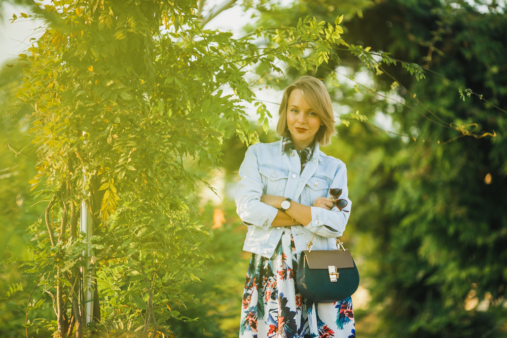darya kamalova fashion blogger from thecablook wears a casual autumn outfit made of chicwish flower skirt asos denim jacket chloe drew bag and missguided tartan shirt_-36