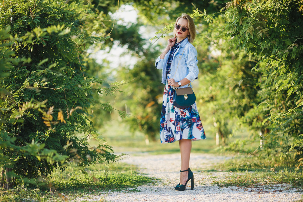 darya kamalova fashion blogger from thecablook wears a casual autumn outfit made of chicwish flower skirt asos denim jacket chloe drew bag and missguided tartan shirt_-7
