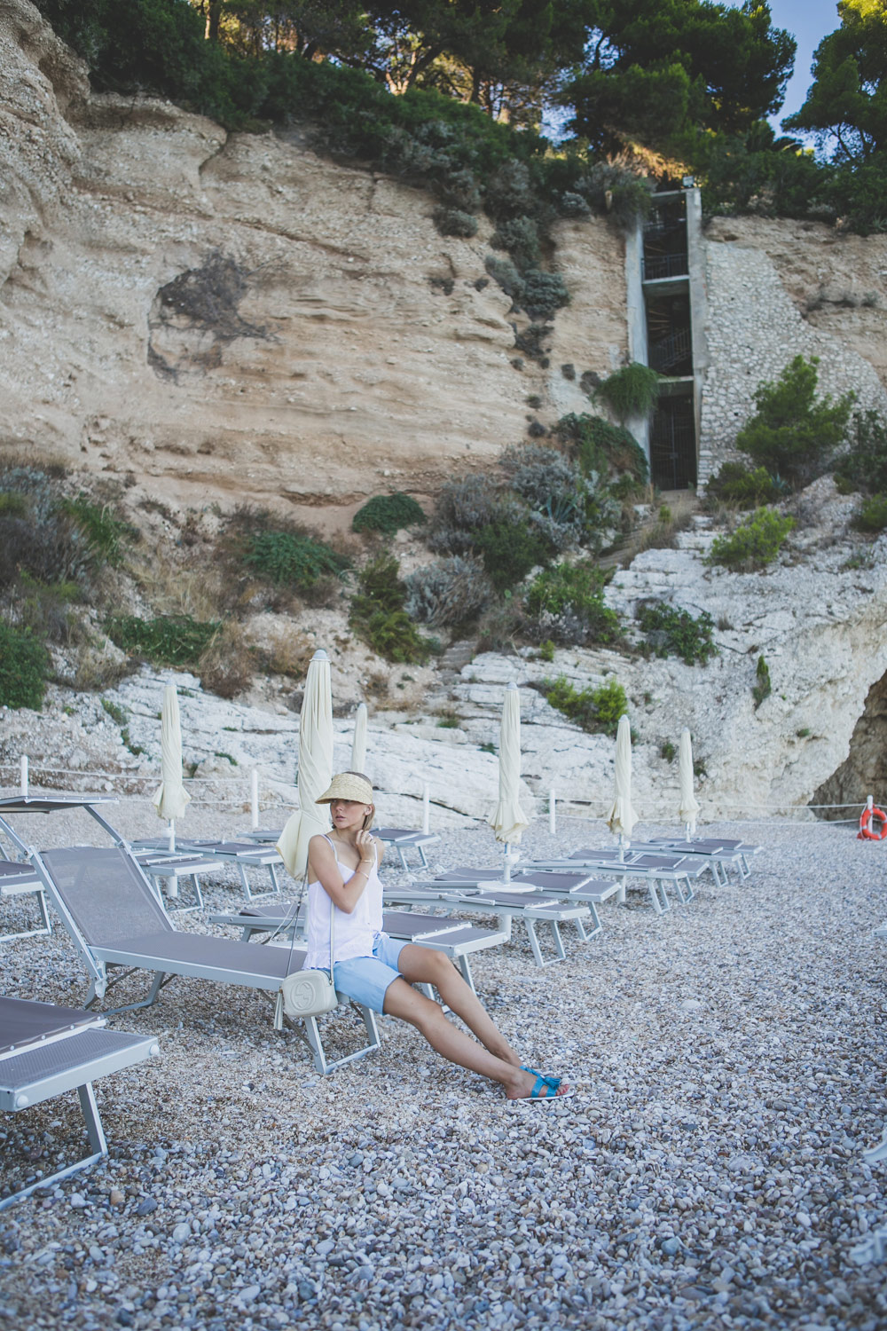 darya-kamalova-thecablook-fashion-lifestyle-blogger-from-thecablook-com-in-puglia-gargano-baia-dei-faraglioni-allegro-italia-in-asos-visor-and-blue-frontrowshop-shorts-with-gucci-disco-soho-bag-1541