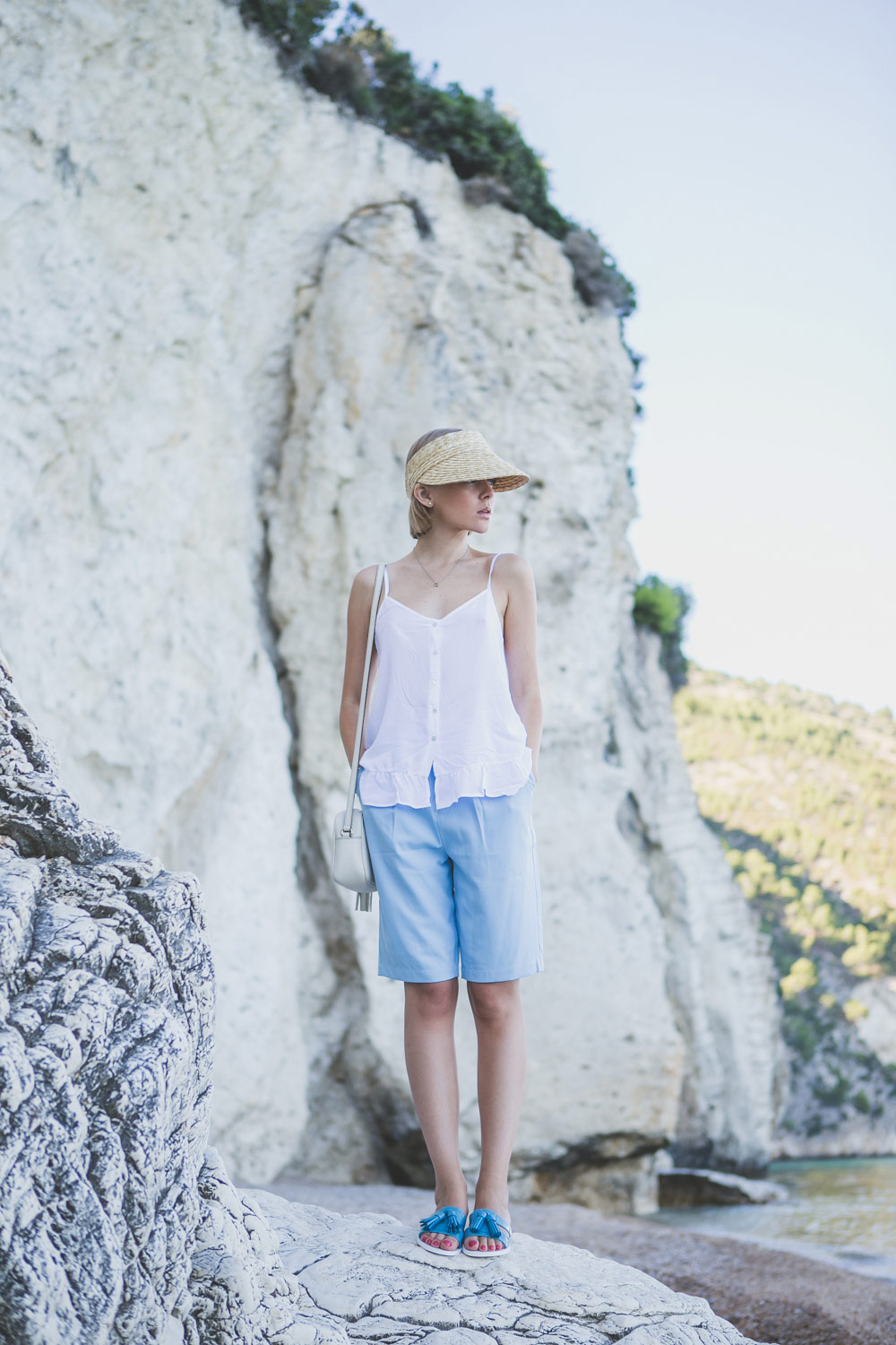 darya-kamalova-thecablook-fashion-lifestyle-blogger-from-thecablook-com-in-puglia-gargano-baia-dei-faraglioni-allegro-italia-in-asos-visor-and-blue-frontrowshop-shorts-with-gucci-disco-soho-bag-1562