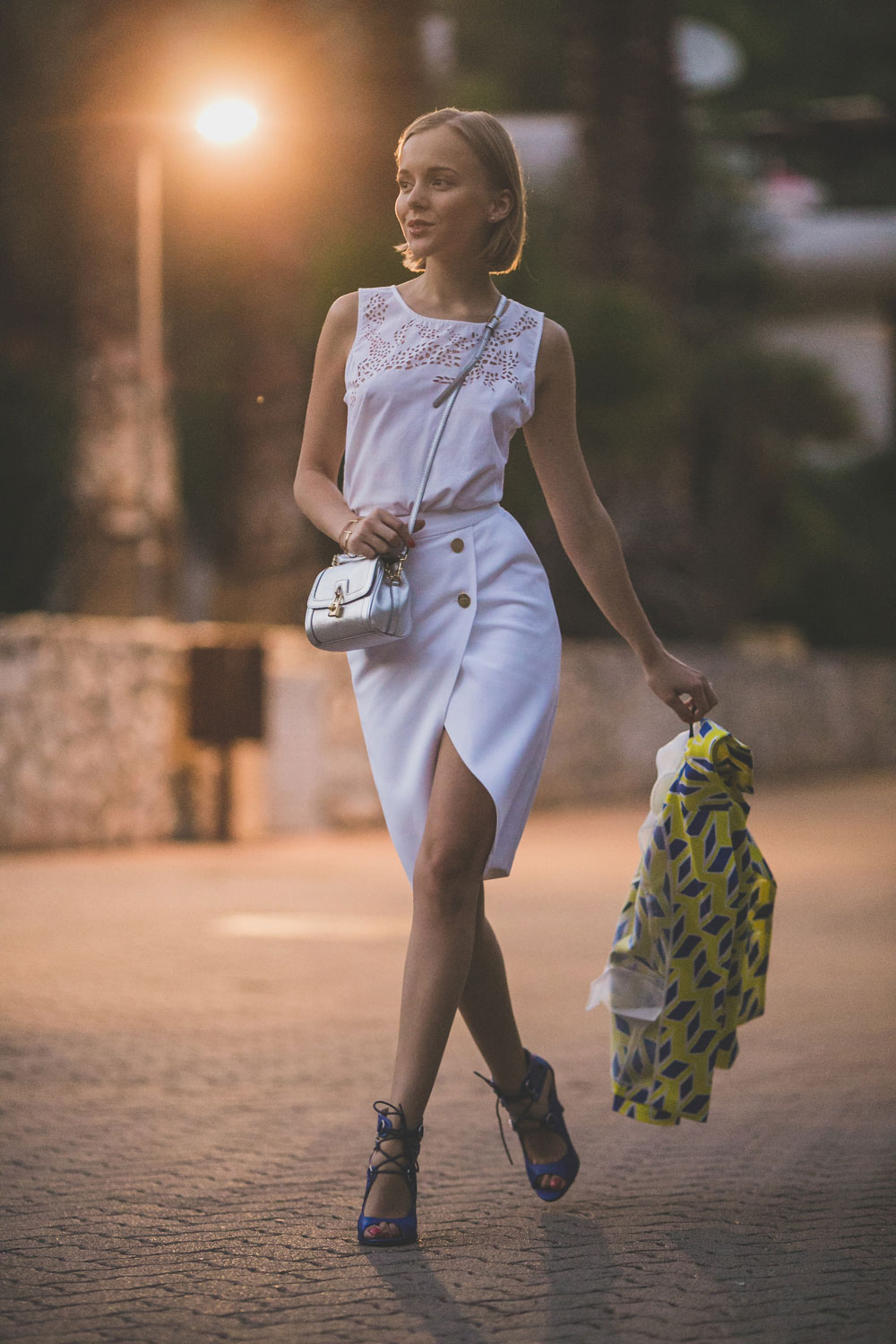 darya-kamalova-thecablook-fashion-lifestyle-blogger-from-thecablook-com-in-puglia-gargano-baia-dei-faraglioni-allegro-italia-in-zara-white-skirt-dolce-gabbana-crossbody-bag-missguided-blue-sandals-1911