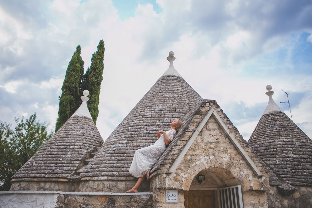 darya-kamalova-thecablook-fashion-lifestyle-blogger-from-thecablook-com-in-agri-trulli-in-puglia-south-italy-wearing-gat-rimon-white-maxi-lace-dress-4101