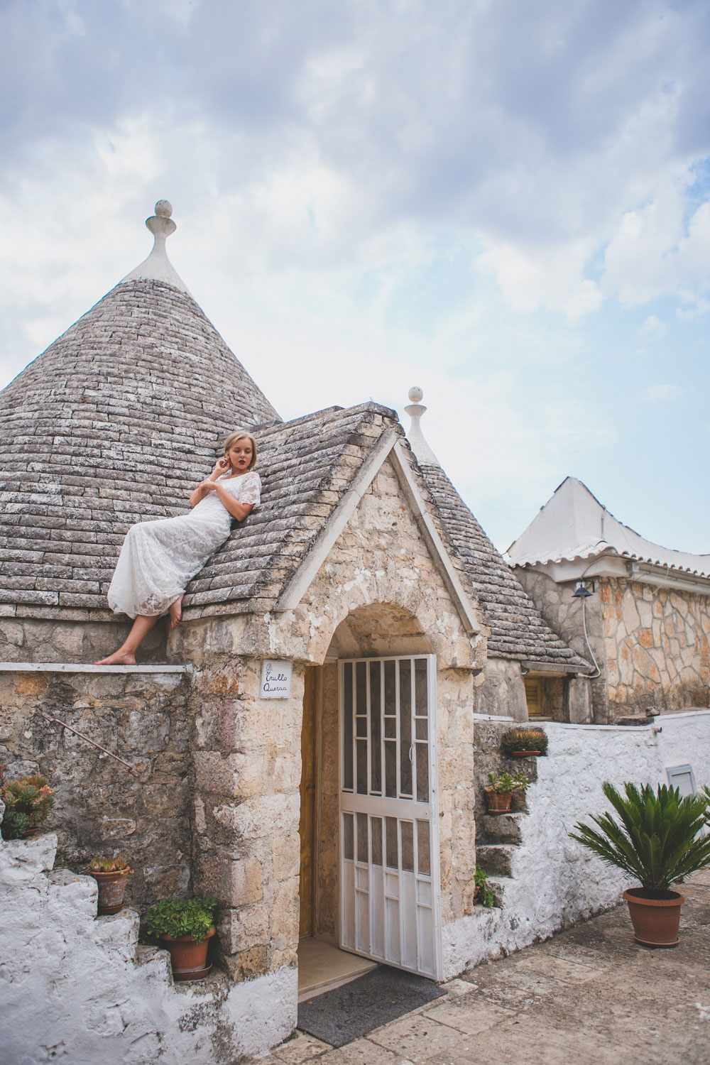 darya-kamalova-thecablook-fashion-lifestyle-blogger-from-thecablook-com-in-agri-trulli-in-puglia-south-italy-wearing-gat-rimon-white-maxi-lace-dress-4106