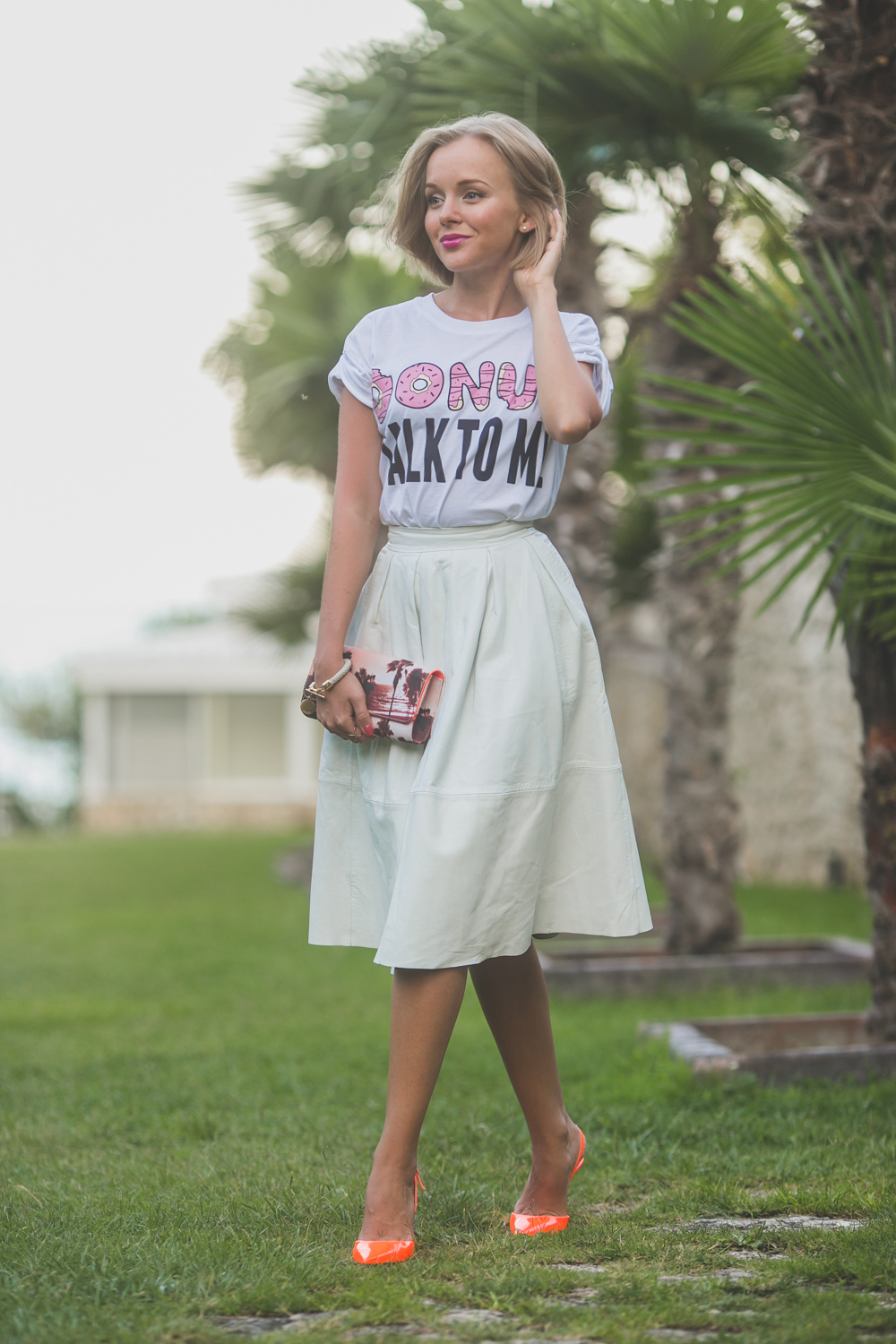 darya kamalova thecablook fashion lifestyle blogger from thecablook com in baia dei faraglioni in puglia south italy wearing river island leather white midi skirt with jimmy shoo heels sandals-3839