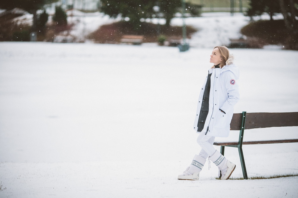 darya kamalova thecablook fashion lifestyle blogger from thecablook com in the mountains wearing moonboots and canada goose trillium white downcoat and asos jeans in italy under the snow-9155