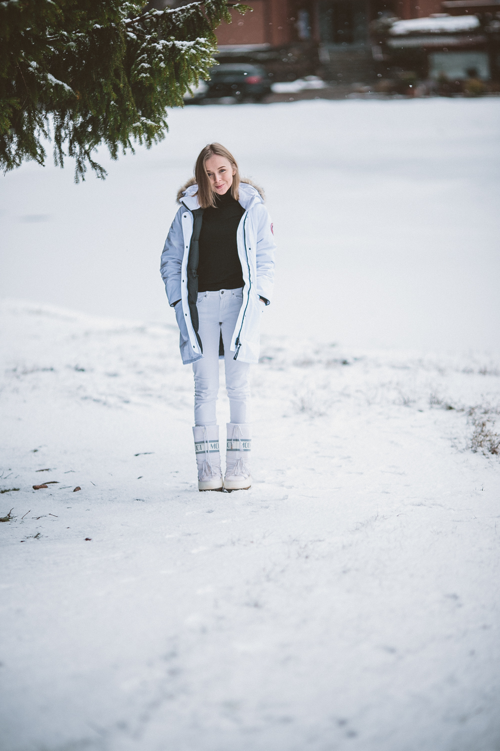 darya kamalova thecablook fashion lifestyle blogger from thecablook com in the mountains wearing moonboots and canada goose trillium white downcoat and asos jeans in italy under the snow-9231
