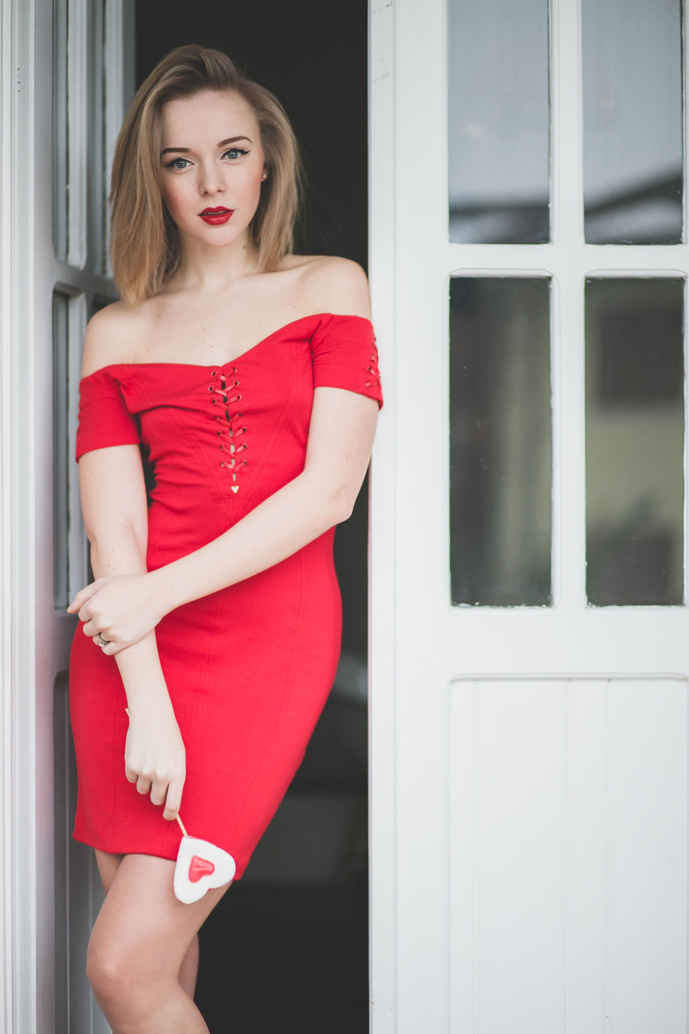 darya-kamalova-thecablook-fashion-lifestyle-russian-italian-blogger-wears-red-guess-dress-on-saint-valentines-day-outfil-with-red-lips--9414