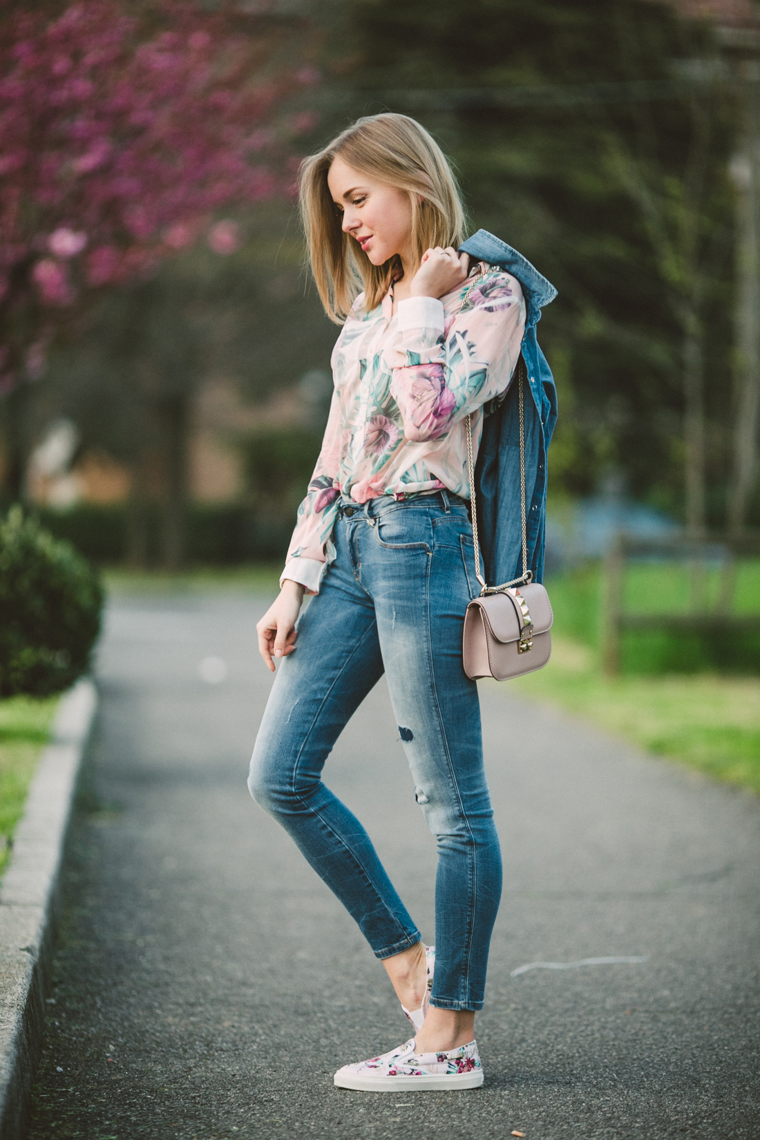 darya kamalova thecablook fashion lifestyle russian italian blogger wears total guess jeans myguess look with valentino rockstud glamrock cipria pale rose bag-4567
