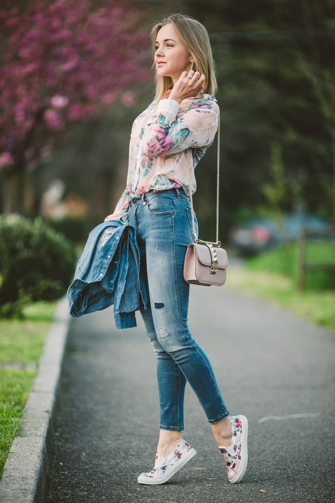 darya kamalova thecablook fashion lifestyle russian italian blogger wears total guess jeans myguess look with valentino rockstud glamrock cipria pale rose bag-4588