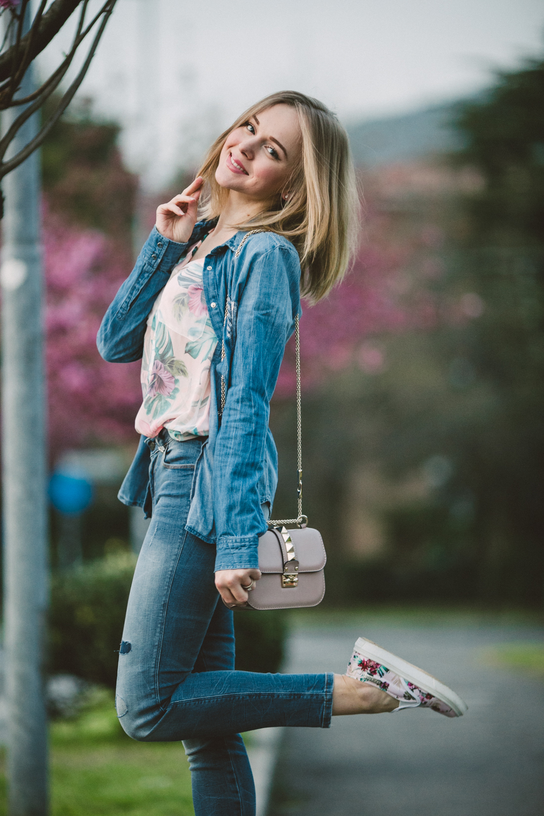 darya kamalova thecablook fashion lifestyle russian italian blogger wears total guess jeans myguess look with valentino rockstud glamrock cipria pale rose bag-4681