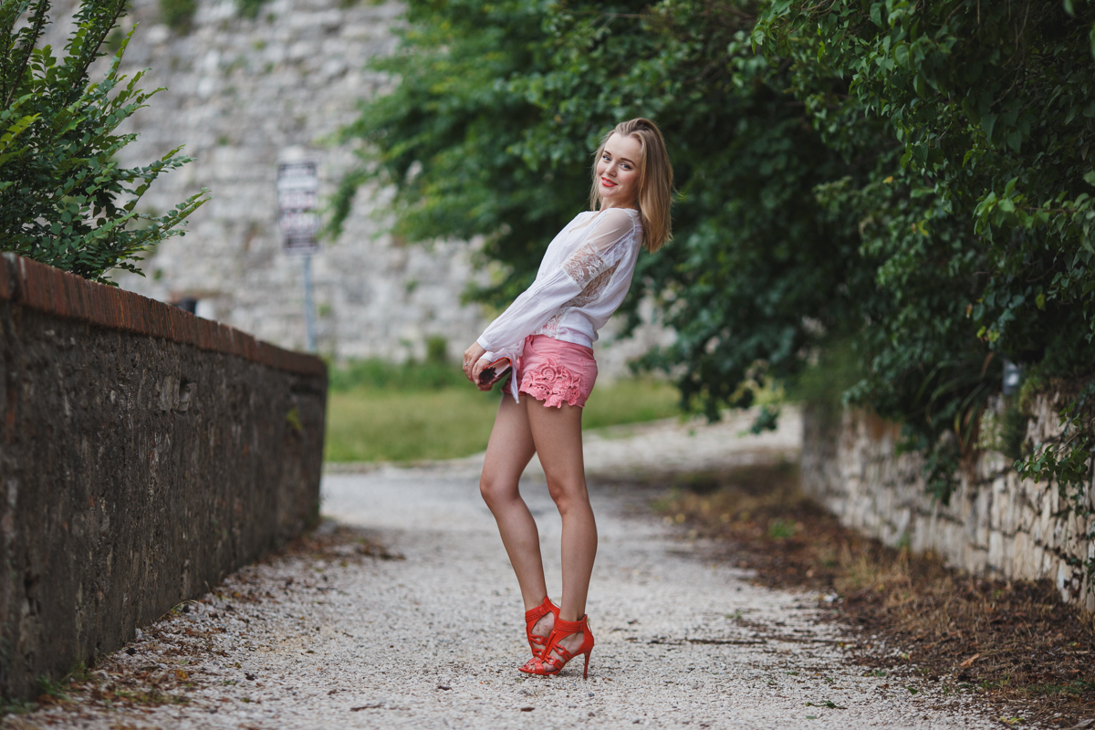 darya kamalova thecablook fashion lifestyle russian italian blogger wears total guess myguess outfit in castello di brescia -19