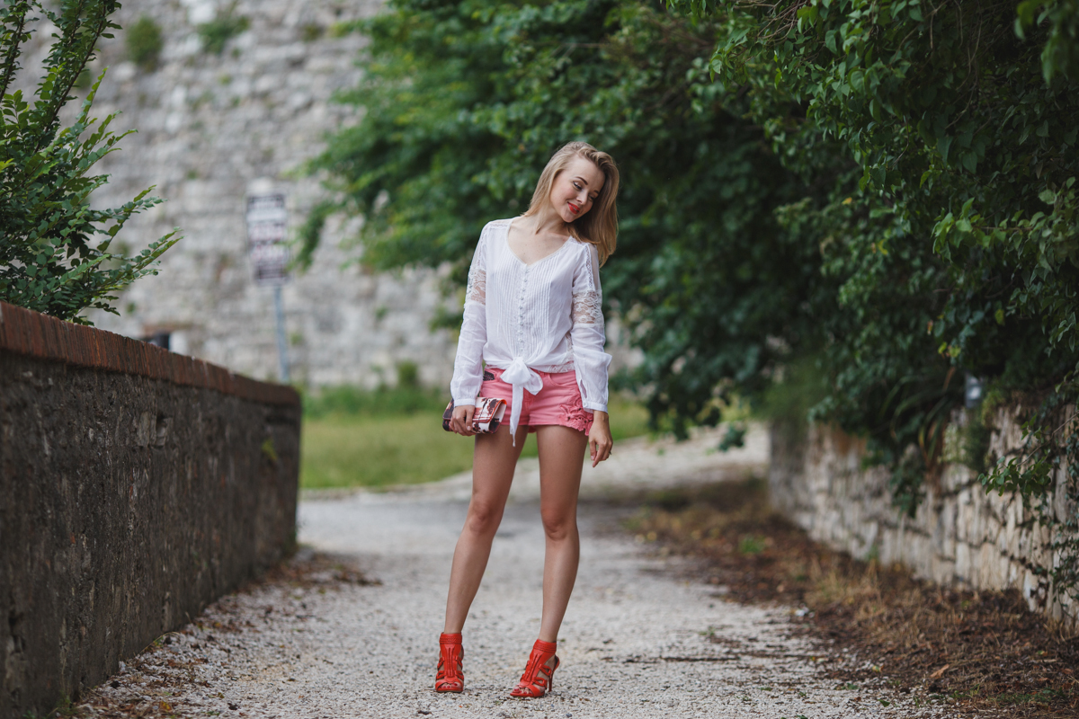 darya kamalova thecablook fashion lifestyle russian italian blogger wears total guess myguess outfit in castello di brescia -22